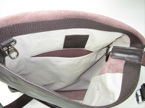 Inside back full pocket with key clip